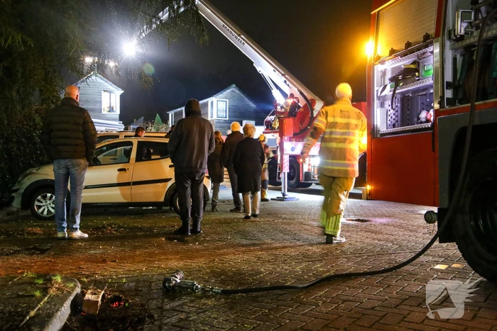 Brandweer blust schoorsteenbrand