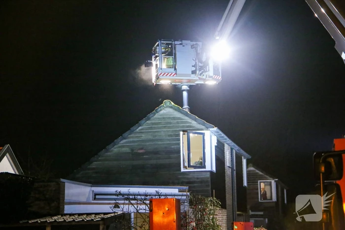 Brandweer blust schoorsteenbrand