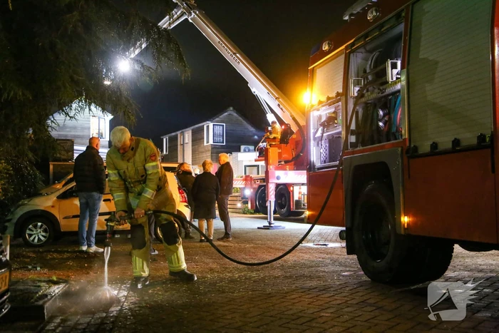 Brandweer blust schoorsteenbrand
