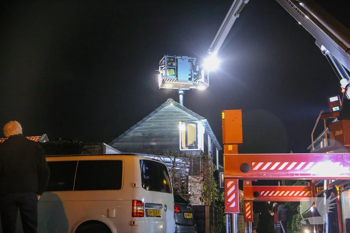 Brandweer blust schoorsteenbrand