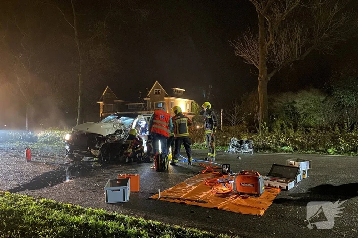 Auto knalt met hoge snelheid tegen meerdere bomen