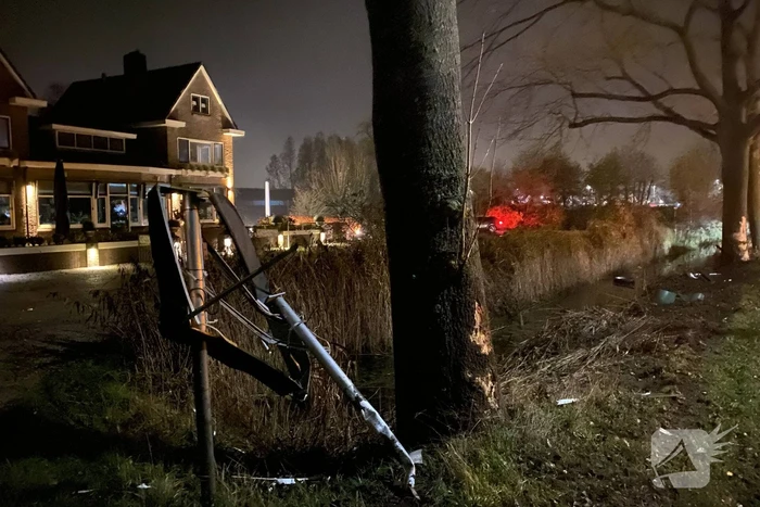 Auto knalt met hoge snelheid tegen meerdere bomen