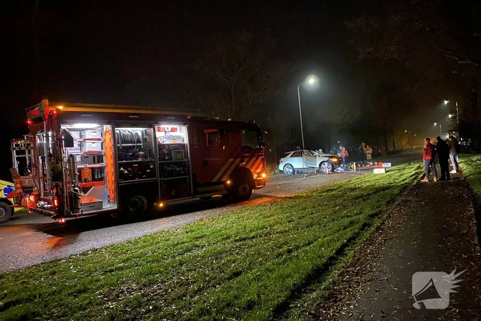 Auto knalt met hoge snelheid tegen meerdere bomen