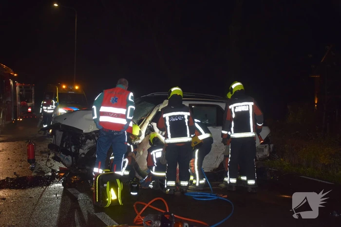 Auto knalt met hoge snelheid tegen meerdere bomen