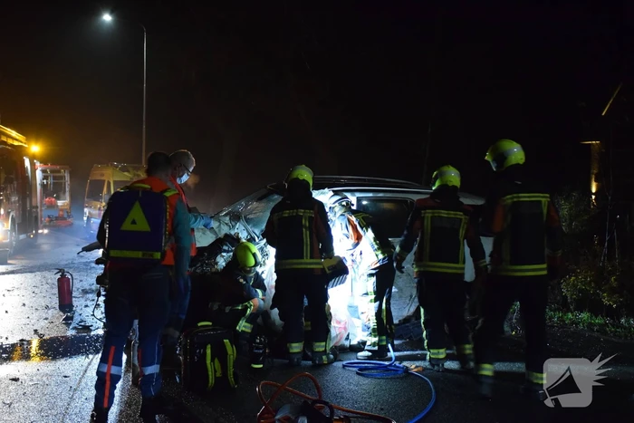 Auto knalt met hoge snelheid tegen meerdere bomen