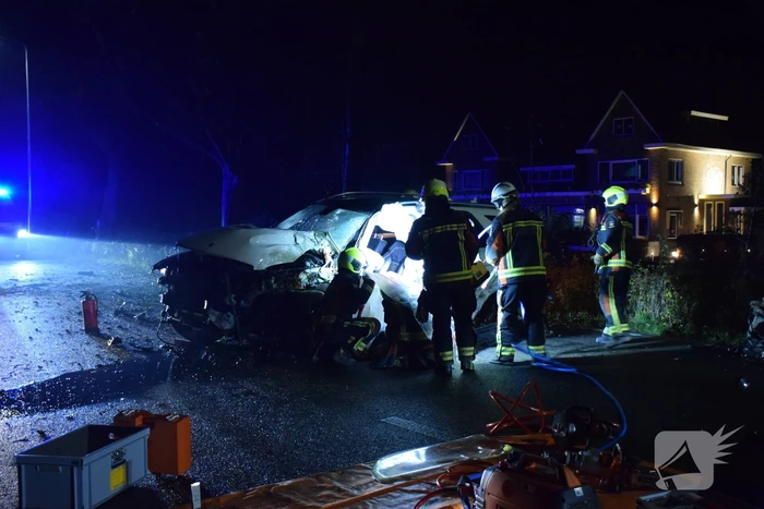Auto knalt met hoge snelheid tegen meerdere bomen