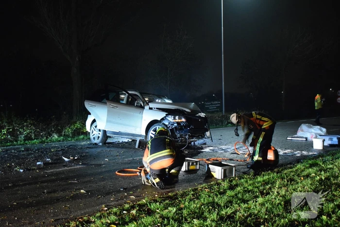 Auto knalt met hoge snelheid tegen meerdere bomen