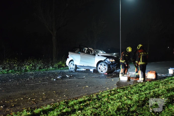 Auto knalt met hoge snelheid tegen meerdere bomen