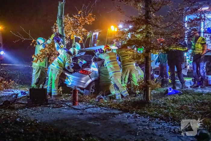 Automobilist zwaargewond bij aanrijding