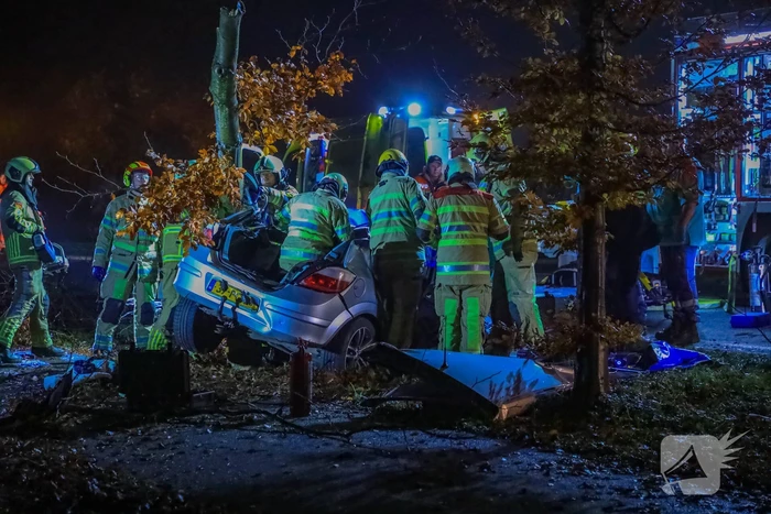 Automobilist zwaargewond bij aanrijding