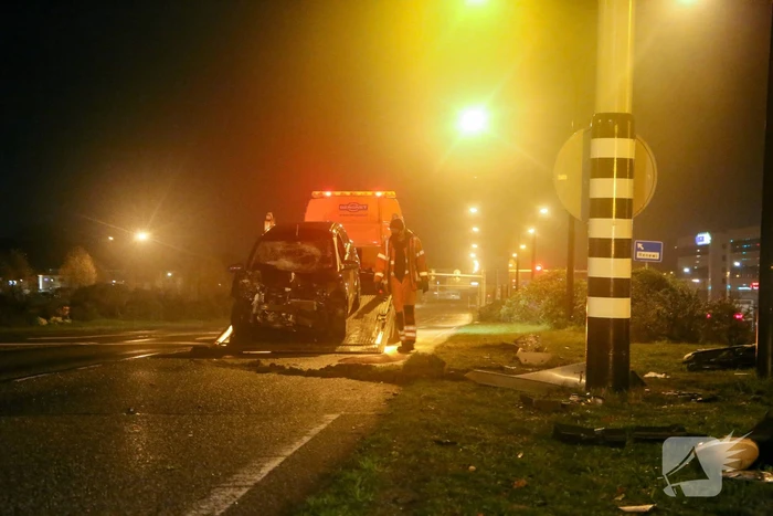 Twee gewonden nadat auto tegen stoplicht belandt
