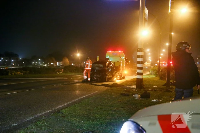 Twee gewonden nadat auto tegen stoplicht belandt
