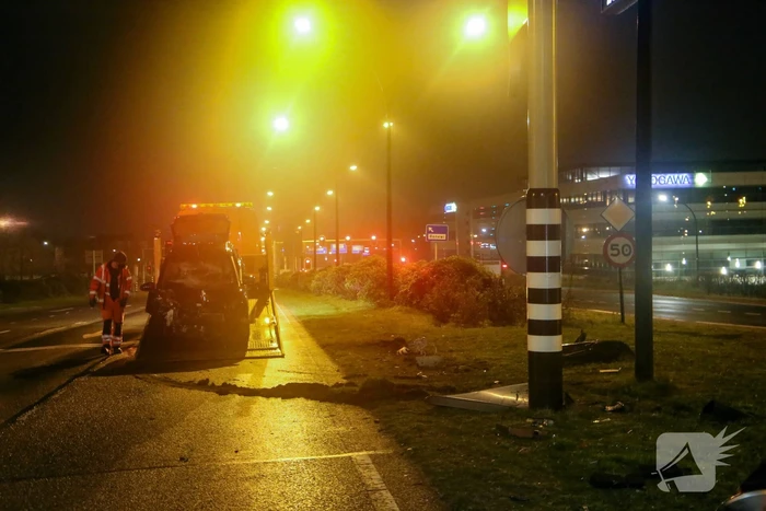 Twee gewonden nadat auto tegen stoplicht belandt