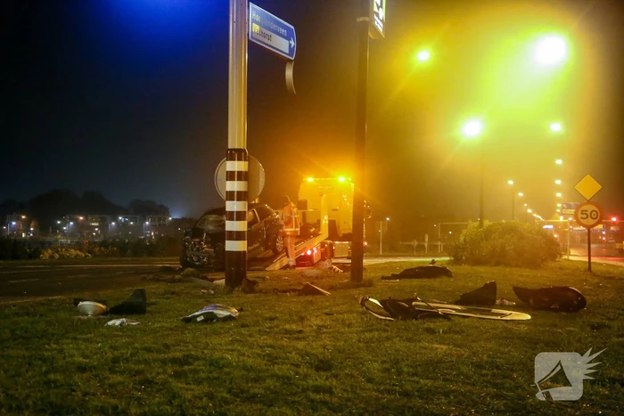Twee gewonden nadat auto tegen stoplicht belandt