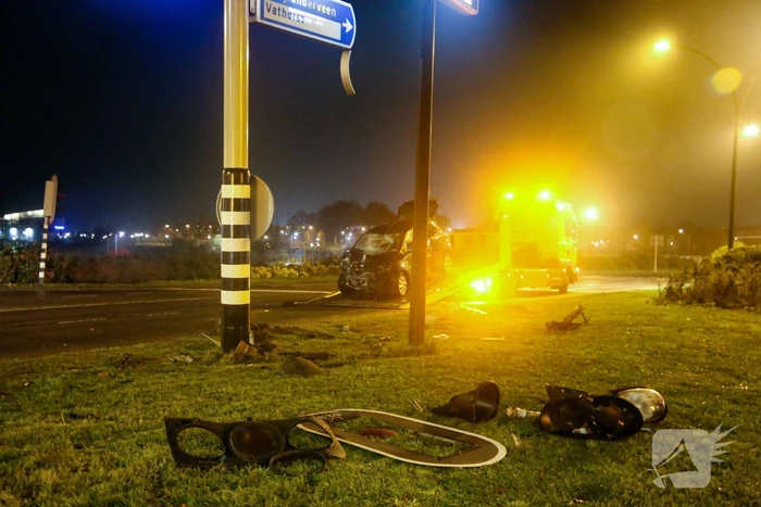 Twee gewonden nadat auto tegen stoplicht belandt