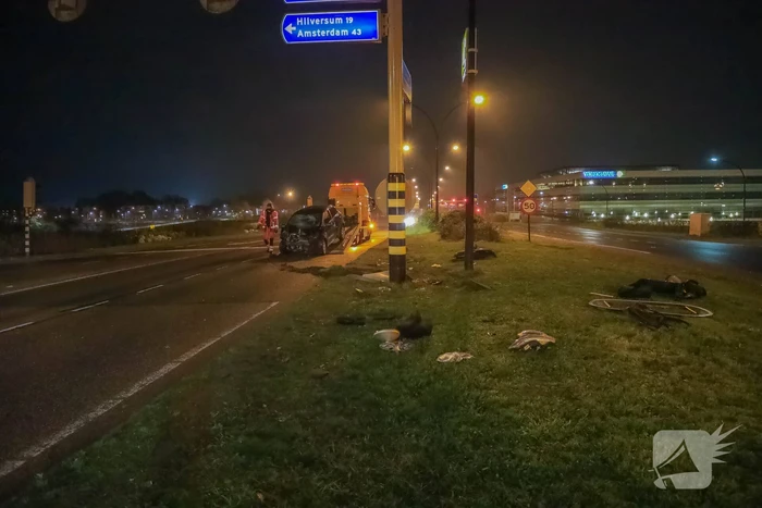 Twee gewonden nadat auto tegen stoplicht belandt