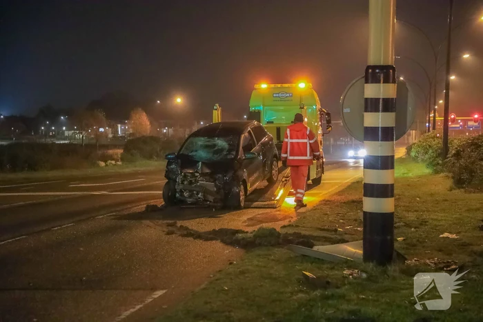 Twee gewonden nadat auto tegen stoplicht belandt