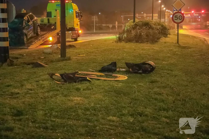 Twee gewonden nadat auto tegen stoplicht belandt