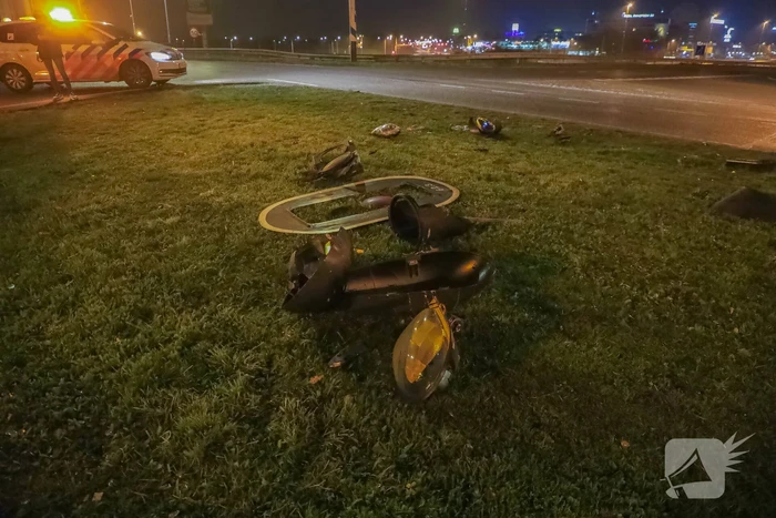 Twee gewonden nadat auto tegen stoplicht belandt