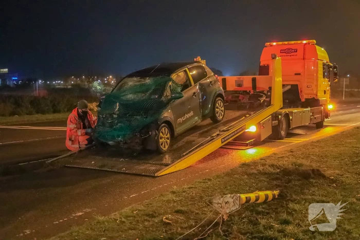Twee gewonden nadat auto tegen stoplicht belandt