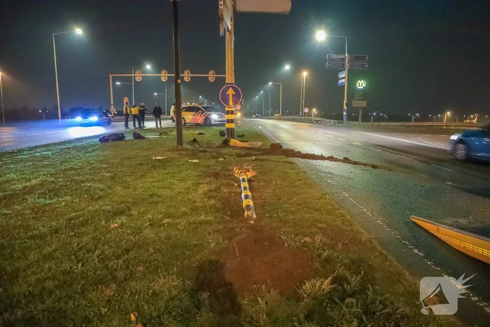 Twee gewonden nadat auto tegen stoplicht belandt