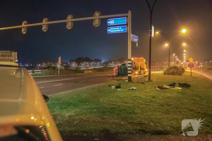 Twee gewonden nadat auto tegen stoplicht belandt