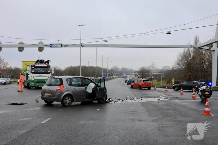 Veel schade tussen botsing personenauto's