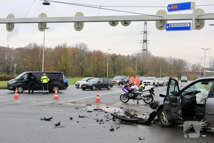 Veel schade tussen botsing personenauto's