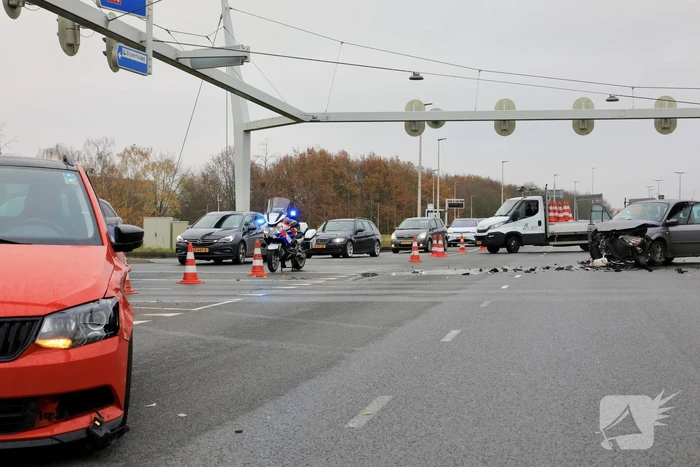 Veel schade tussen botsing personenauto's
