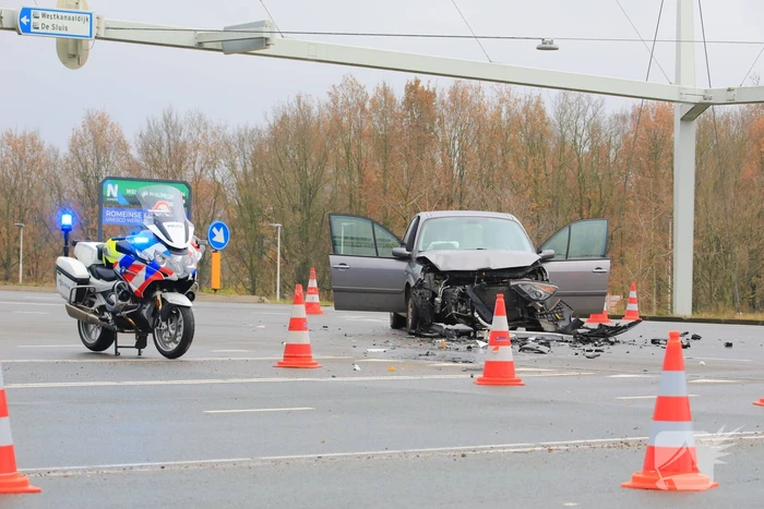Veel schade tussen botsing personenauto's
