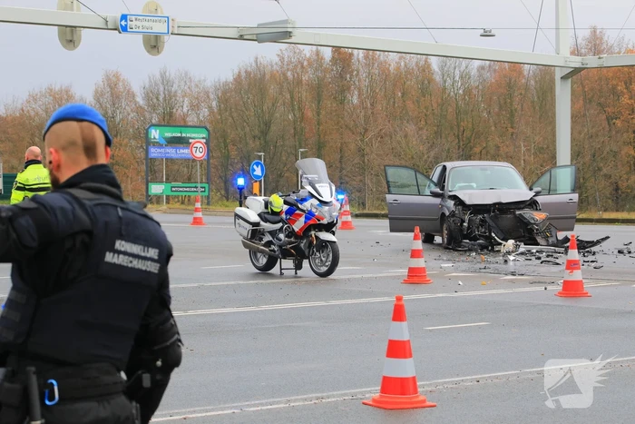 Veel schade tussen botsing personenauto's