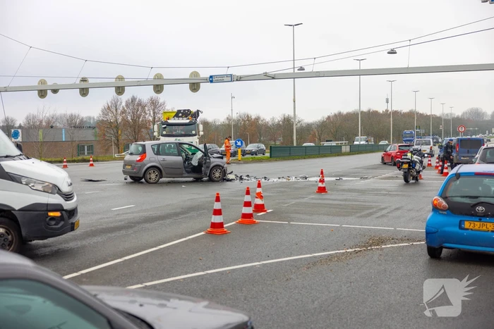 Veel schade tussen botsing personenauto's