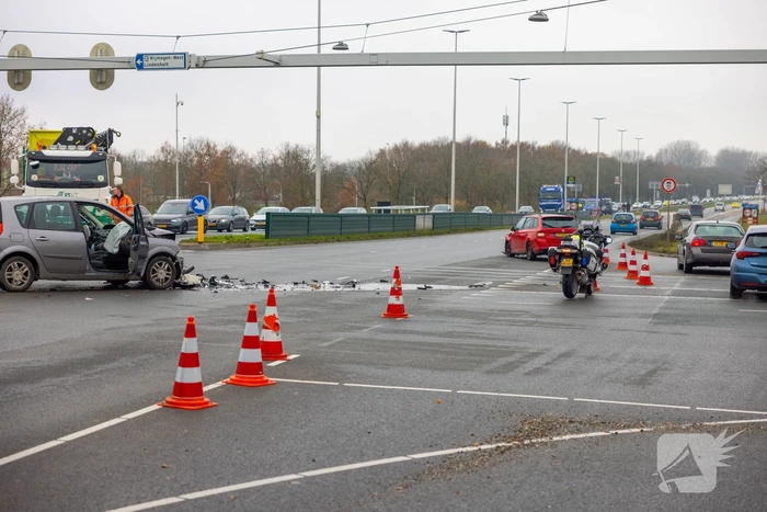 Veel schade tussen botsing personenauto's