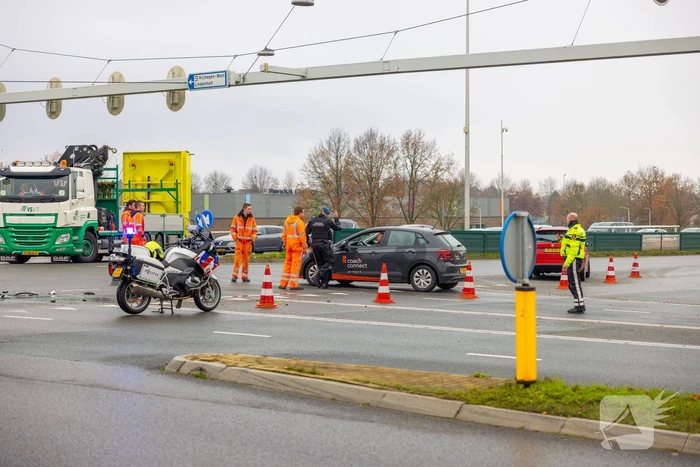 Veel schade tussen botsing personenauto's