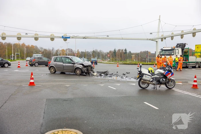 Veel schade tussen botsing personenauto's
