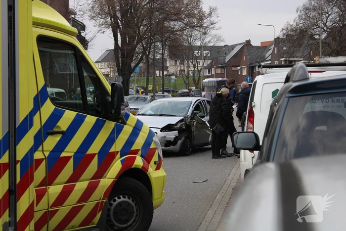 Drie auto's betrokken bij aanrijding