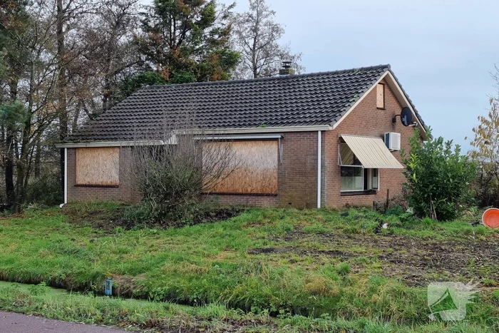 Politieonderzoek bij dicht getimmerde woning