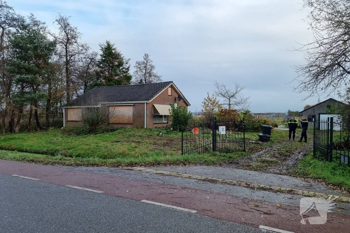 Politieonderzoek bij dicht getimmerde woning
