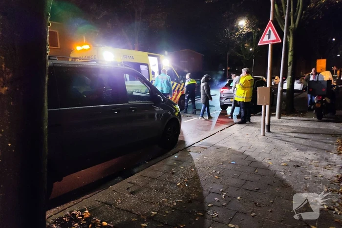 Scooterrijder botst op geparkeerde auto