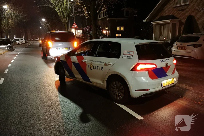 Scooterrijder botst op geparkeerde auto