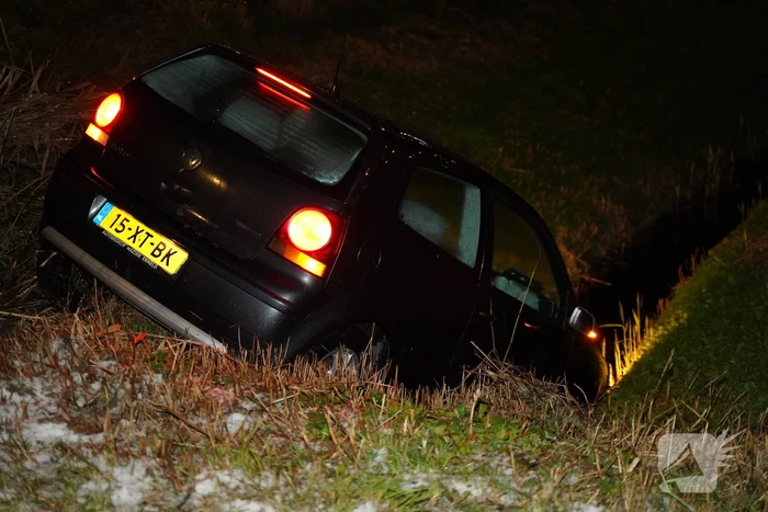 Auto raakt van de weg en belandt in sloot
