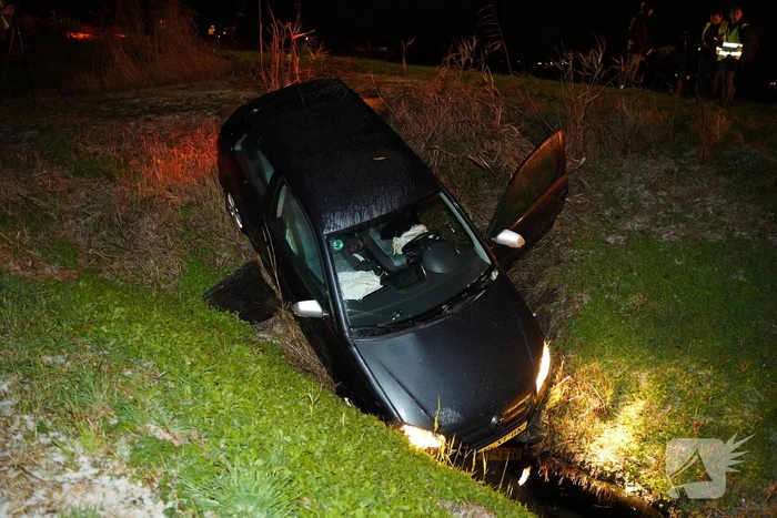 Auto raakt van de weg en belandt in sloot