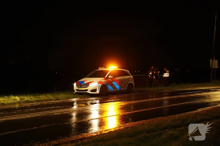 Auto raakt van de weg en belandt in sloot