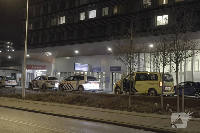 Persoon valt ambulancepersoneel aan