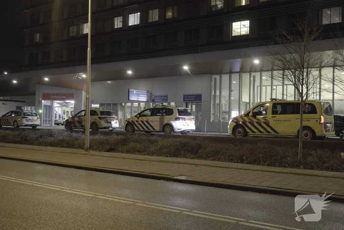 Persoon valt ambulancepersoneel aan