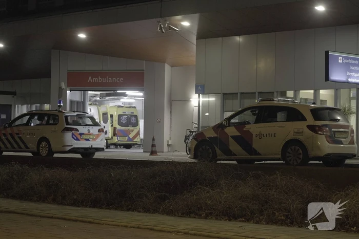 Persoon valt ambulancepersoneel aan