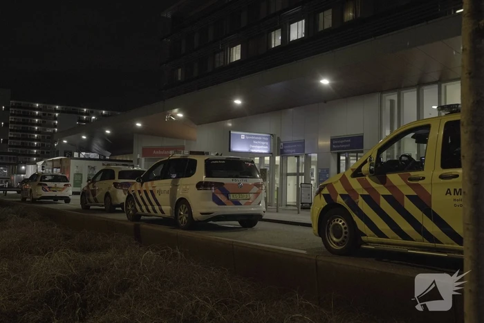 Persoon valt ambulancepersoneel aan