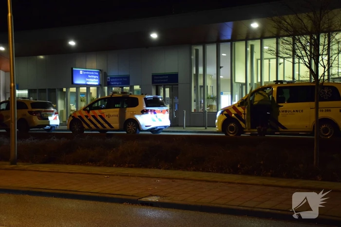 Persoon valt ambulancepersoneel aan