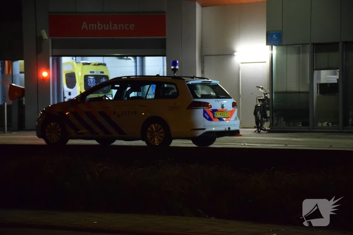 Persoon valt ambulancepersoneel aan