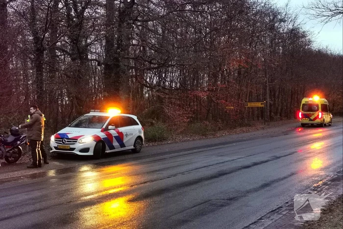 Motorrijder gaat onderuit op spekglad wegdek
